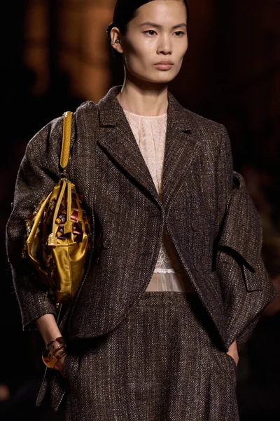Look 50